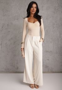 Renee - Beżowe Body z Kwadratowym Dekoltem Macotte. Typ kołnierza: dekolt kwadratowy. Kolor: beżowy. Materiał: wiskoza, materiał, jeans, skóra. Długość rękawa: długi rękaw. Długość: długie. Styl: elegancki #2