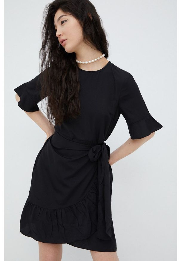 Vero Moda sukienka kolor czarny mini rozkloszowana. Kolor: czarny. Materiał: tkanina, poliester. Typ sukienki: rozkloszowane. Długość: mini