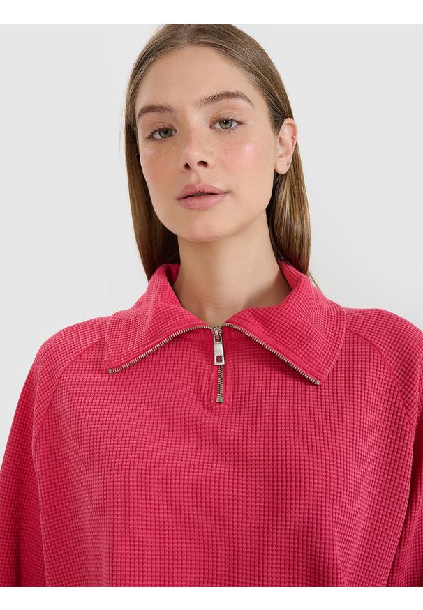 4f - 4F Bluza dresowa oversize nierozpinana bez kaptura damska - różowa XS. Okazja: na co dzień. Typ kołnierza: bez kaptura. Kolor: różowy. Materiał: dresówka. Długość rękawa: raglanowy rękaw. Wzór: ze splotem. Styl: casual, sportowy