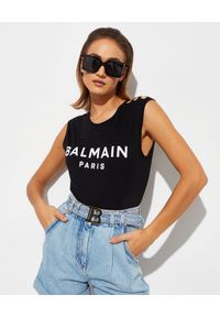 Balmain - BALMAIN - Czarny t-shirt z logo. Kolor: czarny. Materiał: bawełna, tkanina. Wzór: aplikacja #1