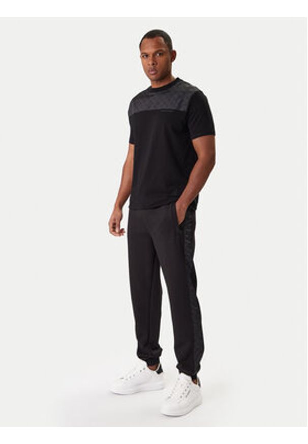 Karl Lagerfeld - KARL LAGERFELD T-Shirt 755030 561221 Czarny Regular Fit. Typ kołnierza: dekolt w karo. Kolor: czarny. Materiał: bawełna