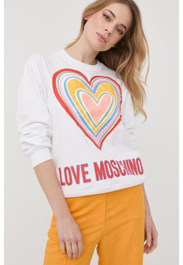 Love Moschino bluza damska kolor biały z nadrukiem. Okazja: na co dzień. Kolor: biały. Materiał: dzianina. Długość rękawa: długi rękaw. Długość: długie. Wzór: nadruk. Styl: casual