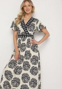 Born2be - Niebieska Wiskozowa Sukienka Rozkloszowana z Kopertowym Dekoltem w Boho Wzór Paldena. Okazja: na co dzień, na imprezę. Typ kołnierza: dekolt kopertowy. Kolor: niebieski. Materiał: wiskoza. Wzór: aplikacja. Sezon: lato. Typ sukienki: kopertowe. Styl: boho #3