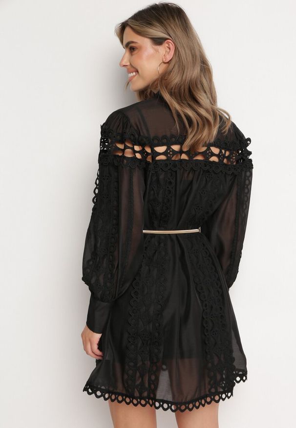 Born2be - Czarna Koronkowa Sukienka Mini z Paskiem i Guzikami Nyloni. Okazja: na randkę, na co dzień. Kolor: czarny. Materiał: koronka. Długość rękawa: na ramiączkach. Typ sukienki: proste. Styl: elegancki, casual. Długość: mini
