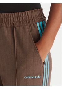 Adidas - adidas Spodnie dresowe JX5308 Brązowy Regular Fit. Kolor: brązowy. Materiał: syntetyk