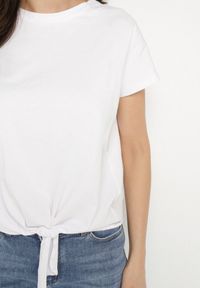 Born2be - Biały T-shirt z Bawełny z Ozdobnym Wiązaniem Sunitra. Okazja: na co dzień, na spotkanie biznesowe. Kolor: biały. Materiał: bawełna. Sezon: lato, wiosna. Styl: biznesowy, klasyczny, casual #2
