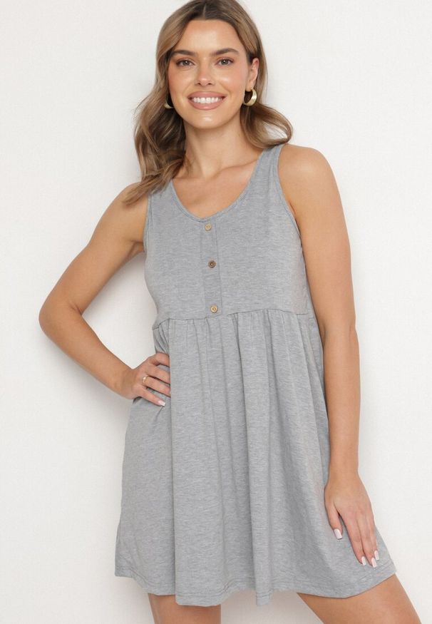 Born2be - Jasnoszara Sukienka o Rozkloszowanym Kroju na Szerokich Ramiączkach z Guzikami Jenovira. Okazja: na co dzień. Kolor: szary. Długość rękawa: na ramiączkach. Styl: casual