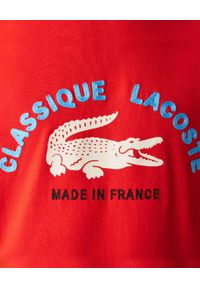 LACOSTE - Czerwony t-shirt z nadrukiem Classique Lacoste Regular Fit. Kolor: czarny. Materiał: bawełna, prążkowany. Wzór: nadruk #5