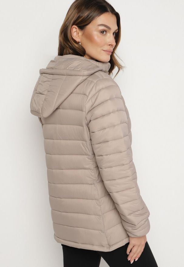 Born2be - Beżowa Pikowana Kurtka Przejściowa z Odpinanym Kapturem i Zasuwanymi Kieszeniami Nevariana. Kolor: beżowy. Materiał: jeans. Styl: sportowy, elegancki