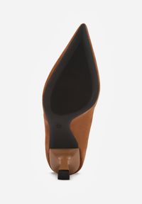 Born2be - Jasnobrązowe Czółenka VICES na Kaczuszce z Trójkątną Aplikacją na Nosku Zenia. Okazja: na co dzień. Kolor: brązowy. Materiał: jeans. Wzór: aplikacja. Obcas: na szpilce. Styl: casual, elegancki, klasyczny. Wysokość obcasa: średni #3