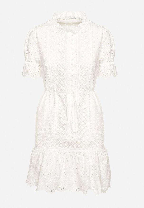 Born2be - Biała Bawełniana Ażurowa Sukienka w Stylu Boho z Falbanką i Paskiem Nelisse. Okazja: na co dzień. Typ kołnierza: kołnierz z falbankami. Kolor: biały. Materiał: bawełna. Wzór: ażurowy. Sezon: lato, wiosna. Styl: boho