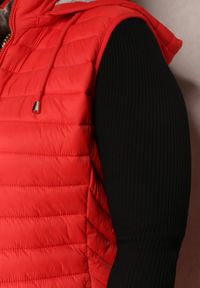 Renee - Czerwona Kamizelka Pikowana z Kapturem Siami. Typ kołnierza: kaptur. Kolekcja: plus size. Kolor: czerwony. Materiał: materiał #6