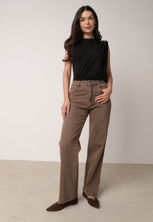 Born2be - Czarne Marszczone Body z Dekoltem Łódka i Ozdobną Aplikacją na Ramieniu Carlenka. Okazja: na co dzień, na spotkanie biznesowe. Typ kołnierza: dekolt w łódkę. Kolor: czarny. Materiał: materiał. Wzór: aplikacja. Styl: wizytowy, casual, biznesowy