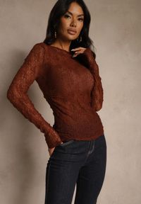Renee - Brązowa Marszczona Bluzka Longsleeve z Koronki Saloravia. Okazja: na co dzień. Kolor: brązowy. Materiał: koronka. Długość rękawa: długi rękaw. Wzór: koronka. Styl: casual #4