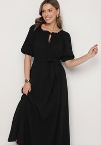 Born2be - Czarna Trapezowa Muślinowa Sukienka z Bawełny z Paskiem i Gumką w Talii Vimarinn. Okazja: na co dzień. Typ kołnierza: dekolt hiszpanka. Kolor: czarny. Materiał: bawełna. Typ sukienki: trapezowe. Styl: casual #3