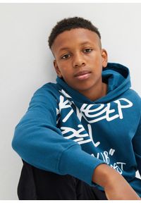 bonprix - Bluza z kapturem z nadrukiem graffiti z czystej bawełny organicznej. Typ kołnierza: kaptur. Kolor: niebieski. Materiał: bawełna. Wzór: nadruk #3
