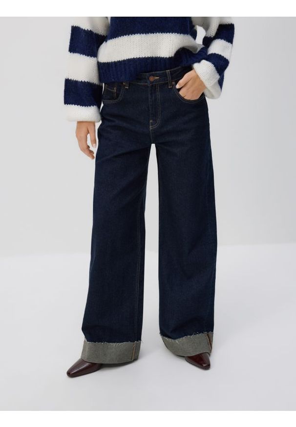 Reserved - Jeansy wide leg z podwinięciem - granatowy. Kolor: niebieski. Materiał: jeans