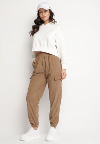 Born2be - Brązowe Spodnie w Stylu Cargo z Wysokim Stanem Belseli. Okazja: na co dzień. Stan: podwyższony. Kolor: brązowy. Styl: casual #7