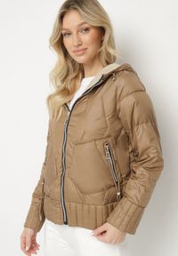 Born2be - Ciemnobeżowa Dwustronna Kurtka Pikowana z Kieszeniami i Kapturem Eralethra. Okazja: na spacer, na co dzień. Kolor: beżowy. Materiał: jeans. Długość rękawa: długi rękaw. Długość: długie. Wzór: aplikacja. Styl: casual, elegancki #1