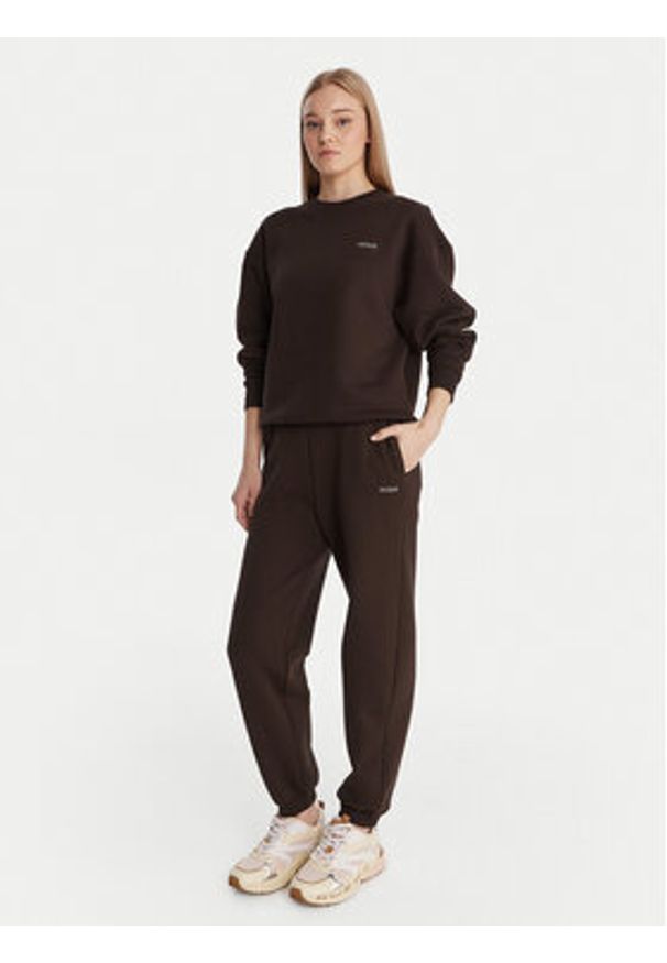 Guess Spodnie dresowe V6RB15 K9V31 Brązowy Regular Fit. Kolor: brązowy. Materiał: bawełna