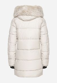 Born2be - Biała Pikowana Kurtka z Dwustronnym Suwakiem i Kapturem z Odpinanym Futrzanym Obszyciem Fenina. Okazja: na spacer. Typ kołnierza: golf. Kolor: biały. Materiał: futro. Styl: klasyczny, elegancki #6