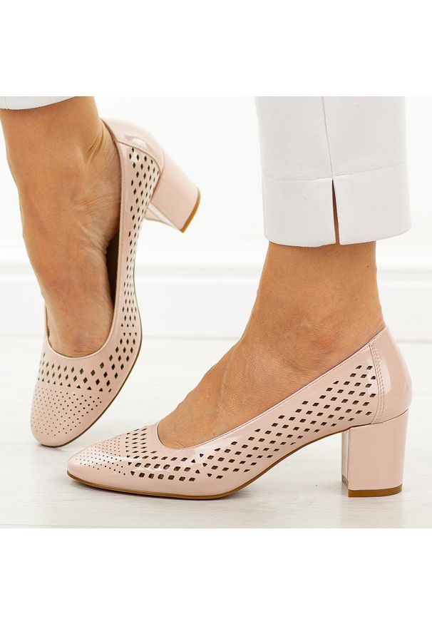Różowe lakierowane ażurowe czółenka damskie na słupku Sergio Leone Pb848. Nosek buta: okrągły. Kolor: różowy. Materiał: skóra, lakier. Szerokość cholewki: normalna. Wzór: ażurowy. Sezon: wiosna, lato. Obcas: na słupku. Styl: wizytowy, klasyczny, elegancki