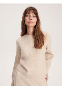 Reserved - Sweter w prążek - beżowy. Kolor: beżowy. Materiał: dzianina. Wzór: prążki
