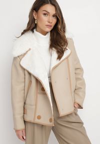 Born2be - Jasnobeżowa Kurtka Biker z Futerkiem Marisine. Okazja: na co dzień. Typ kołnierza: golf. Kolor: beżowy. Materiał: futro. Długość: krótkie. Wzór: aplikacja. Sezon: zima. Styl: casual #1