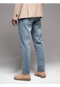 Ombre Clothing - Męskie spodnie jeansowe CARROT FIT z ozdobnymi zaszewkami – jasnoniebieskie V1. Kolor: niebieski. Materiał: jeans. Styl: retro, klasyczny