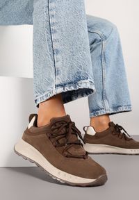 Born2be - Brązowe Sneakersy z Naturalnego Zamszu ze Skórzaną Wkładką Dolittea. Okazja: na co dzień. Kolor: brązowy. Materiał: zamsz, skóra. Wzór: aplikacja