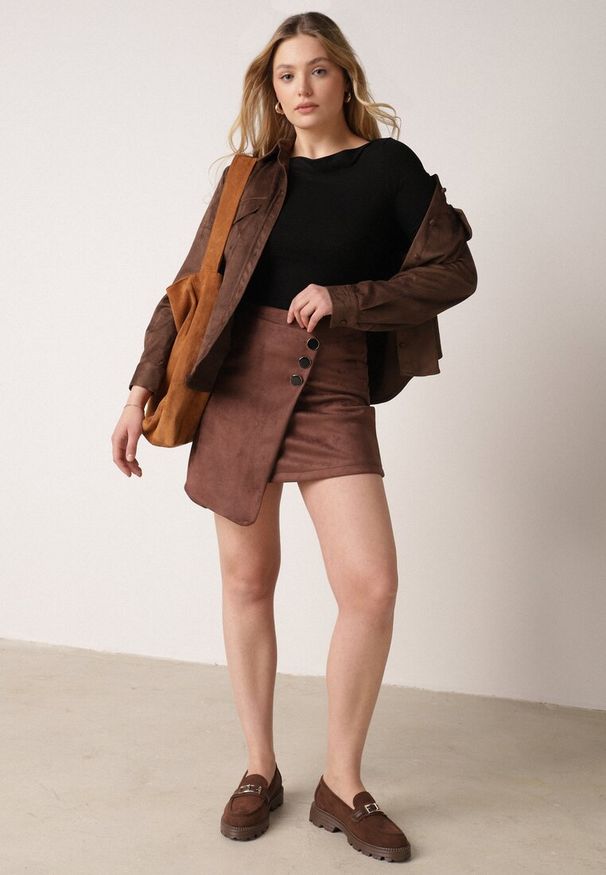 Born2be - Czarny Wiskozowy T-shirt o Dopasowanym Kroju z Dekoltem w Łódkę Idahphaeia. Okazja: na co dzień, do pracy, na spotkanie biznesowe. Kolor: czarny. Materiał: wiskoza. Wzór: aplikacja. Styl: biznesowy, klasyczny, casual