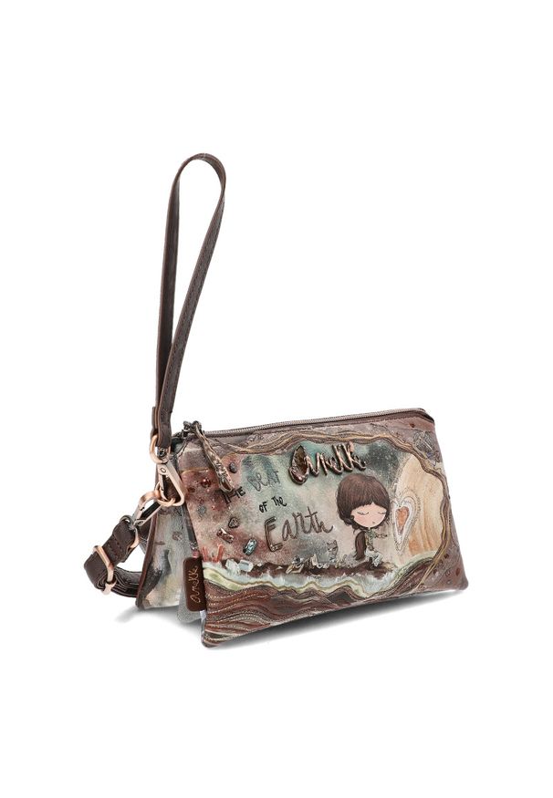 Brązowa Elegancka Saszetka Damska Anekke Z Laleczką. Kolor: brązowy. Materiał: materiał. Wzór: napisy, nadruk, aplikacja