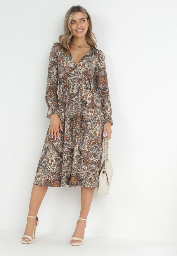 Born2be - Brązowo-Beżowa Sukienka z Gumką w Pasie i Wzorem Paisley Faendra. Kolor: brązowy. Materiał: materiał. Długość rękawa: długi rękaw. Wzór: paisley. Typ sukienki: kopertowe
