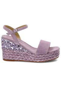 Fioletowe Sandały Alma En Pena Eleganckie Buty Damskie. Okazja: na co dzień. Zapięcie: sprzączka, pasek. Kolor: fioletowy. Materiał: skóra, zamsz. Szerokość cholewki: normalna. Sezon: lato. Obcas: na koturnie. Styl: elegancki. Wysokość obcasa: średni #4