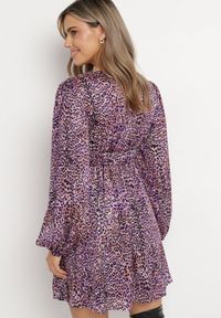 Born2be - Fioletowa Sukienka Mini w Cętki z Trójkątnym Dekoltem Zwężana w Talii Dharsh. Kolor: fioletowy. Styl: elegancki. Długość: mini #4