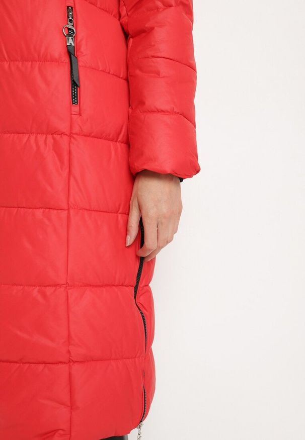 Born2be - Czerwona Długa Kurtka Pikowana z Futrzanym Kołnierzem z Możliwością Odpięcia Neavith. Okazja: na co dzień. Kolor: czerwony. Materiał: futro. Długość rękawa: długi rękaw. Długość: długie. Styl: klasyczny, casual, elegancki