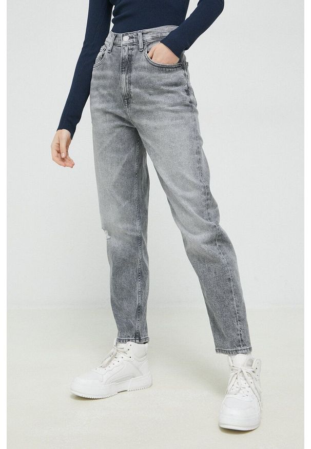 Tommy Jeans jeansy Mom Jean damskie high waist. Stan: podwyższony. Kolor: szary