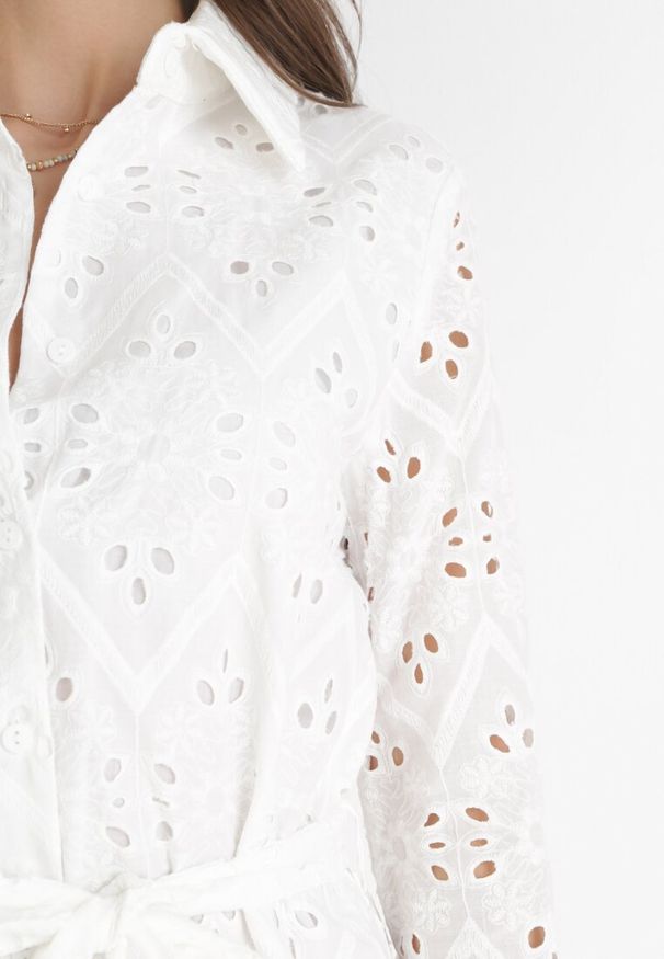 Born2be - Biała Ażurowa Sukienka Bawełniana z Wiązanym Paskiem Ilerah. Kolor: biały. Materiał: bawełna. Wzór: ażurowy. Styl: boho