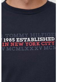 TOMMY HILFIGER - Tommy Hilfiger t-shirt bawełniany kolor granatowy z nadrukiem. Kolor: niebieski. Materiał: bawełna. Długość rękawa: krótki rękaw. Długość: krótkie. Wzór: nadruk. Styl: klasyczny #3