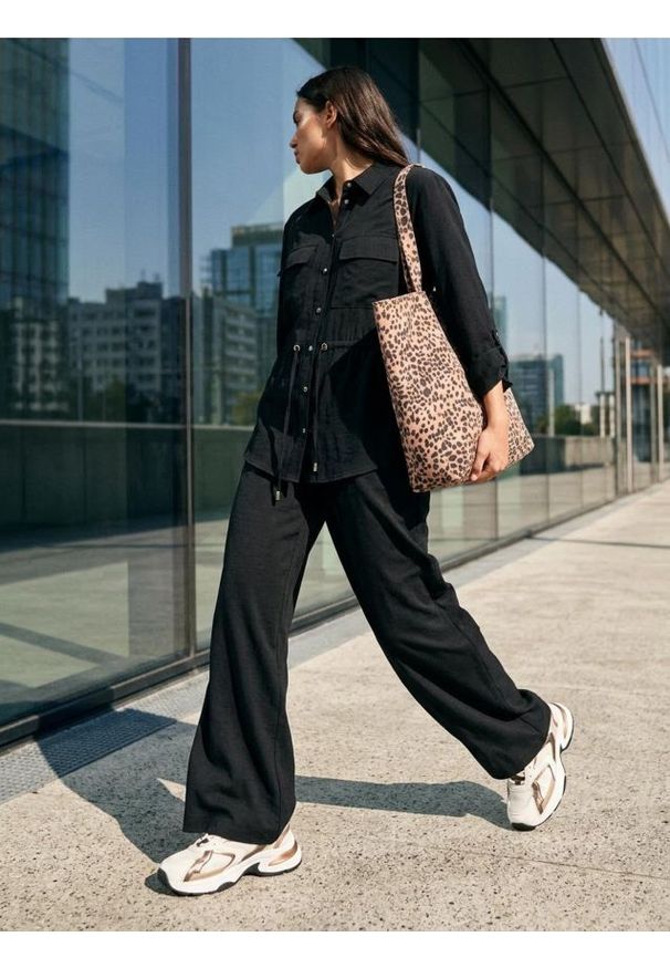 Sinsay - Spodnie materiałowe z szeroką nogawką - czarny. Kolor: czarny. Materiał: materiał