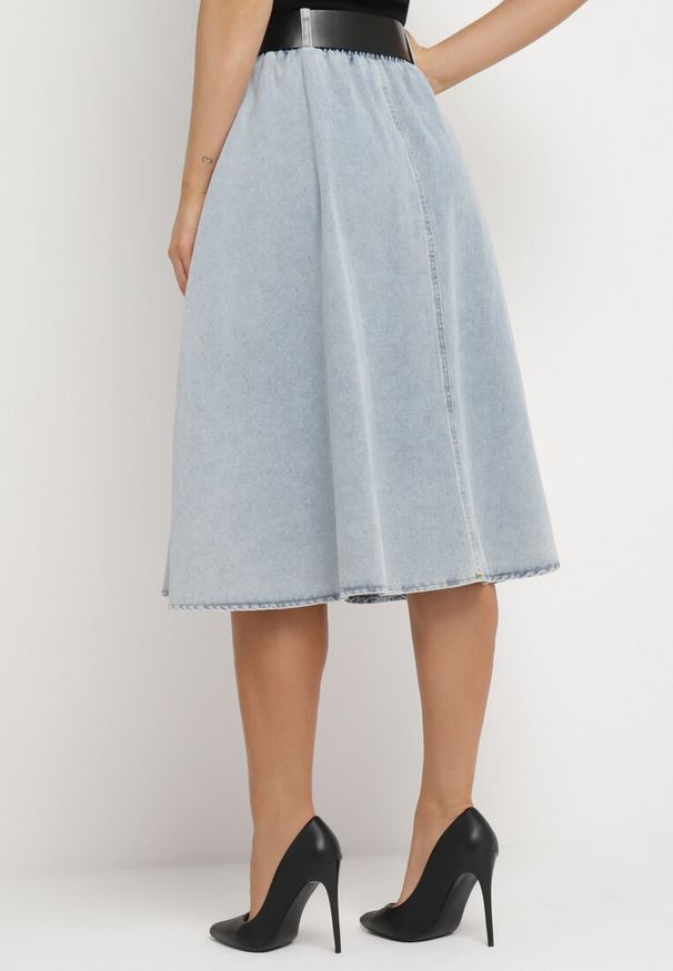 Born2be - Jasnoniebieska Jeansowa Spódnica Midi z Paskiem Suera. Okazja: na spotkanie biznesowe, do pracy, na co dzień. Kolor: niebieski. Materiał: jeans. Styl: casual, biznesowy