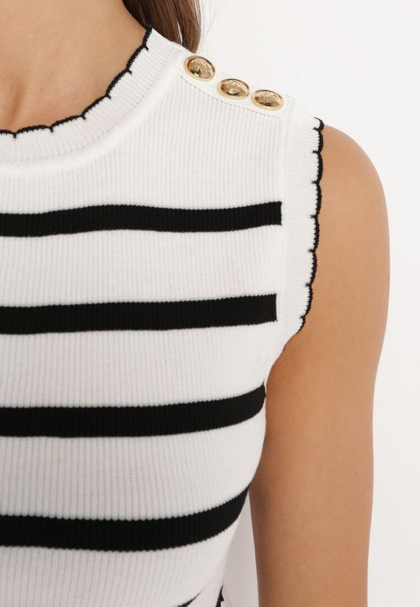 Born2be - Biała Bluzka Top w Paski z Ozdobnymi Guzikami na Ramionach Waveline. Okazja: na spotkanie biznesowe, na co dzień, do pracy. Kolor: biały. Materiał: jeans. Wzór: paski. Styl: elegancki, biznesowy, klasyczny, casual