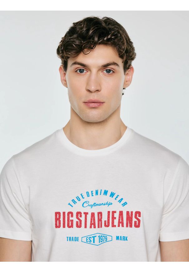 Big-Star - Koszulka męska z kontrastowym nadrukiem biała Sers 100. Kolor: biały. Materiał: denim, skóra, dzianina. Wzór: nadruk. Styl: klasyczny, elegancki