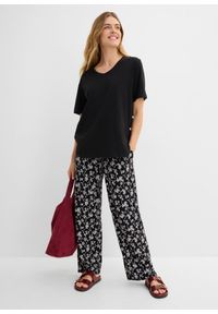bonprix - Szeroki T-shirt z bawełny organicznej. Typ kołnierza: dekolt w serek. Kolor: czarny. Materiał: bawełna #2
