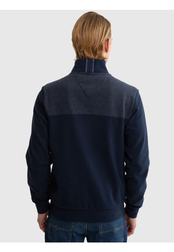 Big-Star - Bluza męska ze stójką granatowa Joe 403. Okazja: na co dzień. Typ kołnierza: kołnierzyk stójkowy. Kolor: niebieski. Materiał: bawełna, jeans. Wzór: melanż, aplikacja, nadruk. Sezon: zima, jesień. Styl: klasyczny, casual