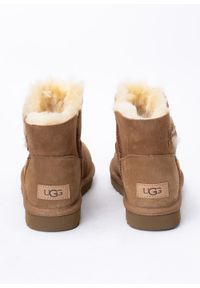 Ugg - Buty zimowe damskie UGG Mini Bailey Button II (1016422-CHE). Okazja: na plażę. Kolor: brązowy. Materiał: materiał. Sezon: zima. Styl: młodzieżowy #3