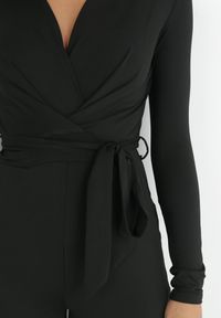 Born2be - Czarny Kombinezon z Kopertowym Dekoltem Cizine. Okazja: na co dzień. Kolor: czarny. Długość rękawa: długi rękaw. Długość: długie. Styl: casual #2