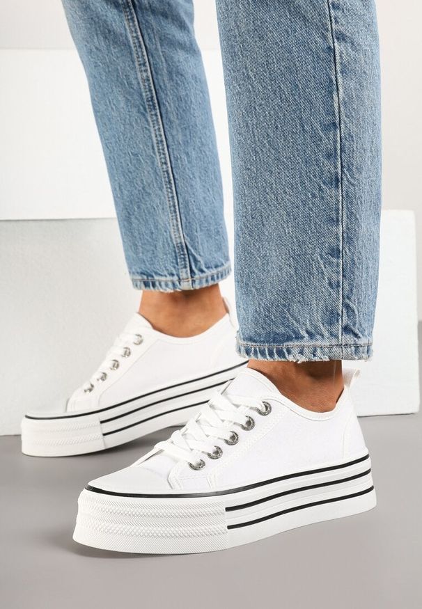 Renee - Białe Trampki na Grubej Podeszwie Lurivanna. Okazja: na co dzień. Nosek buta: okrągły. Kolor: biały. Materiał: jeans. Wzór: aplikacja. Obcas: na platformie. Styl: elegancki, casual