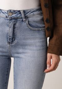 Born2be - Niebieskie Dopasowane Bawełniane Jeansy Neviline. Okazja: na co dzień. Kolor: niebieski. Styl: casual, klasyczny #6