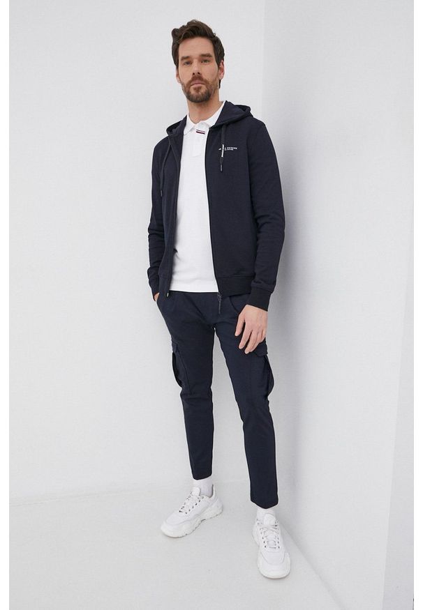 Armani Exchange Bluza męska kolor granatowy z kapturem z nadrukiem. Okazja: na co dzień. Typ kołnierza: kaptur. Kolor: niebieski. Wzór: nadruk. Styl: casual